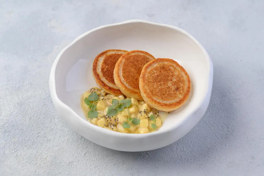 Оладьи на кефире с кокосовой сгущенкой и бананом