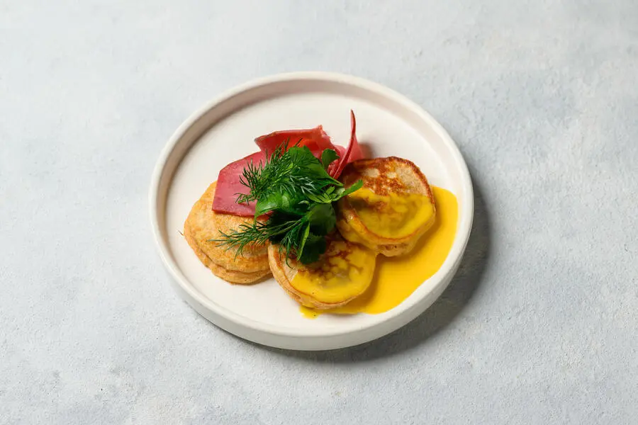 Оладьи на кефире с копченой говядиной