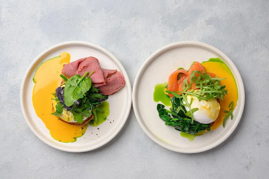 Бриошь с яйцом, шпинатом и голландским соусом