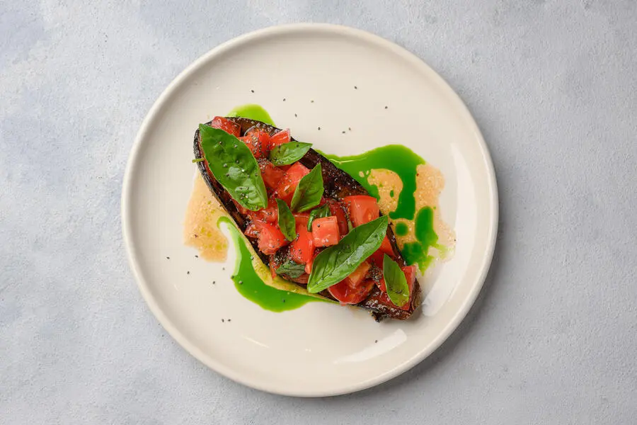 Запеченный баклажан с томатами