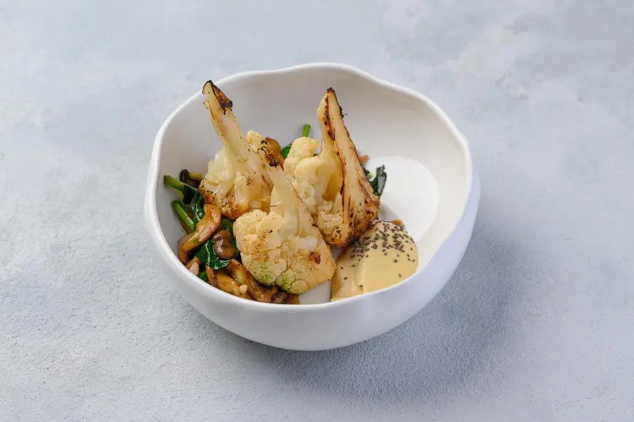 Цветная капуста с вешенками и кремом из цветной капусты