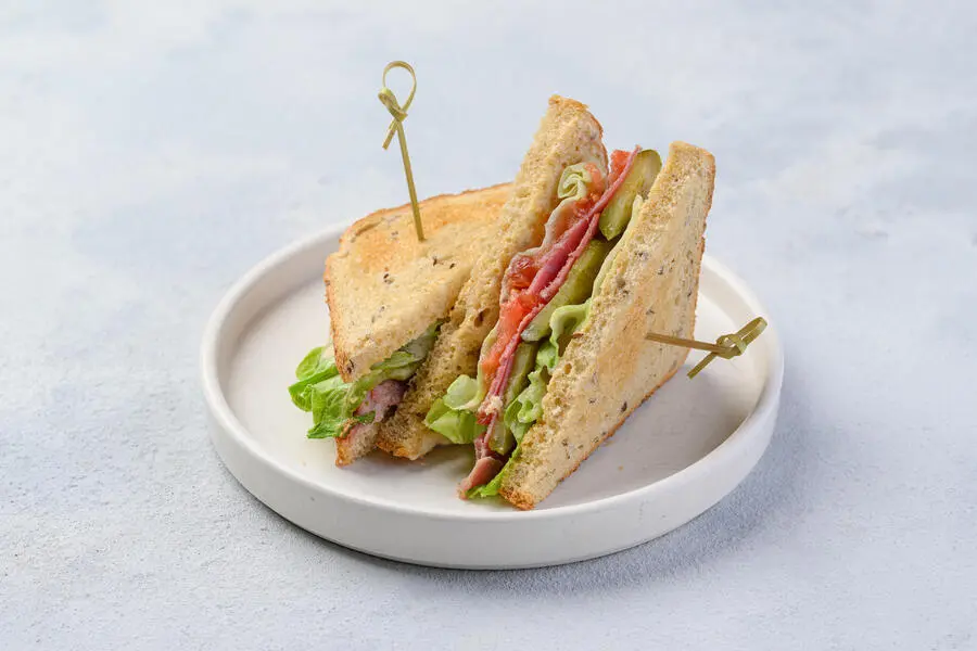 Сэндвич с копченой говядиной и овощами