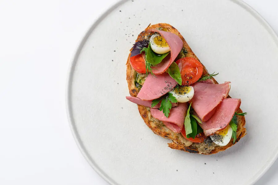 Брускетта с копченой говядиной и бабагануш