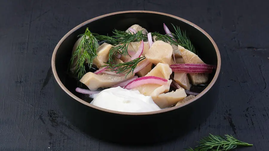 Грузди с луком и сметаной