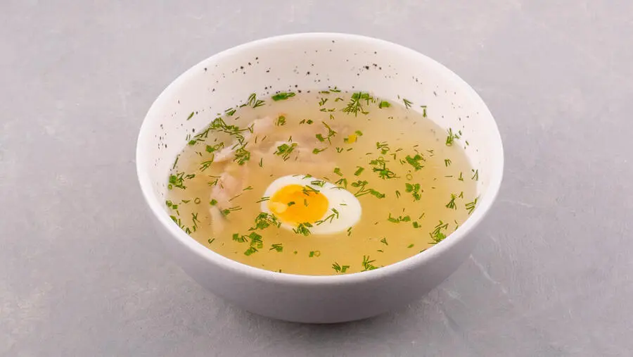 Куриный бульон с яйцом