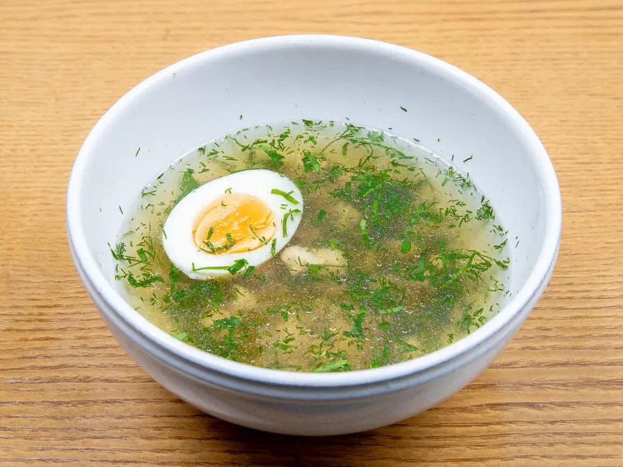 Куриный суп с фреголой, яйцом и зеленью
