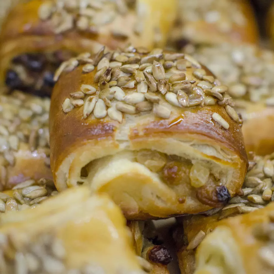 Булочка с семечками и изюмом