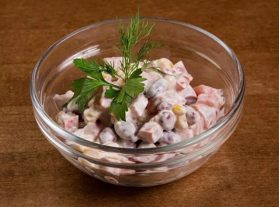 Салат с фасолью и колбасой 
