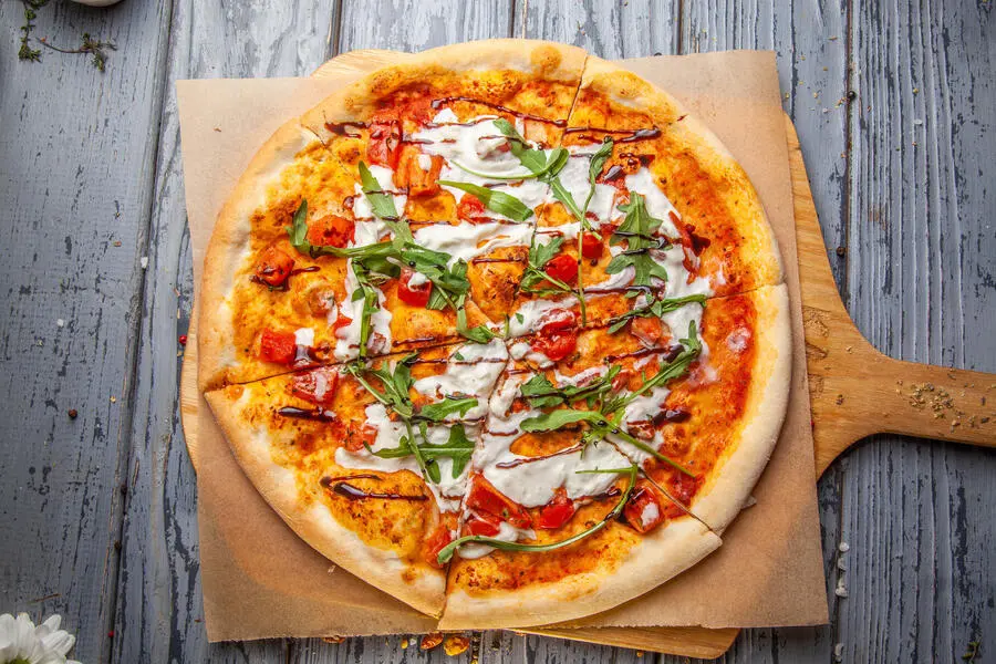 Пицца страчателла с томатами