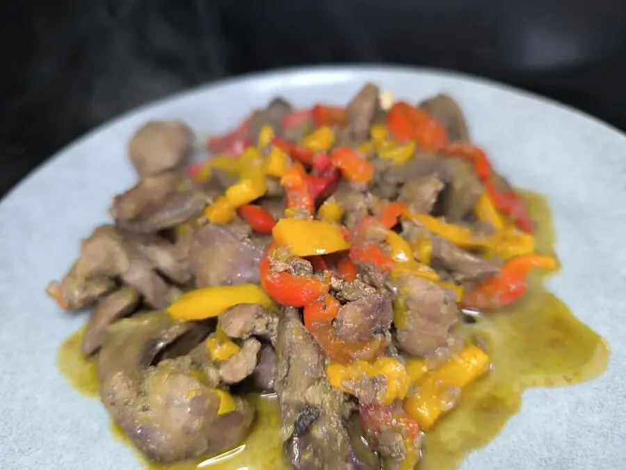 Куриная печень, тушёная с луком и болгарским перцем 