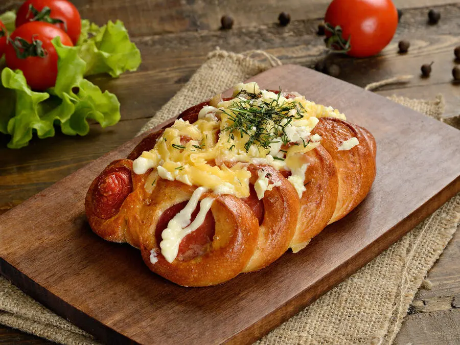 Плетенка с сыром и сосиской