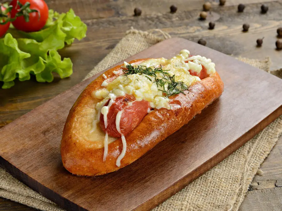 Лодочка с сыром и сосиской 