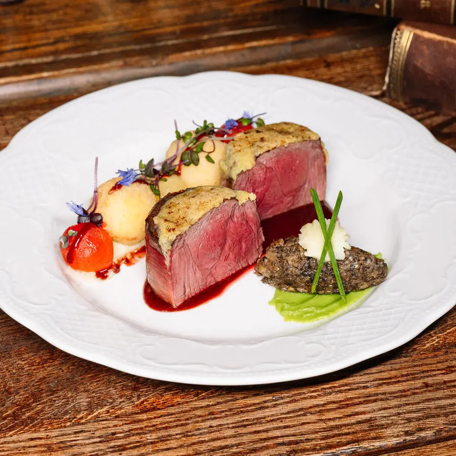Оленья вырезка под пармским сыром