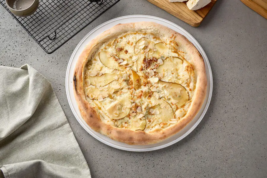 Пицца с грушей и горгонзолой