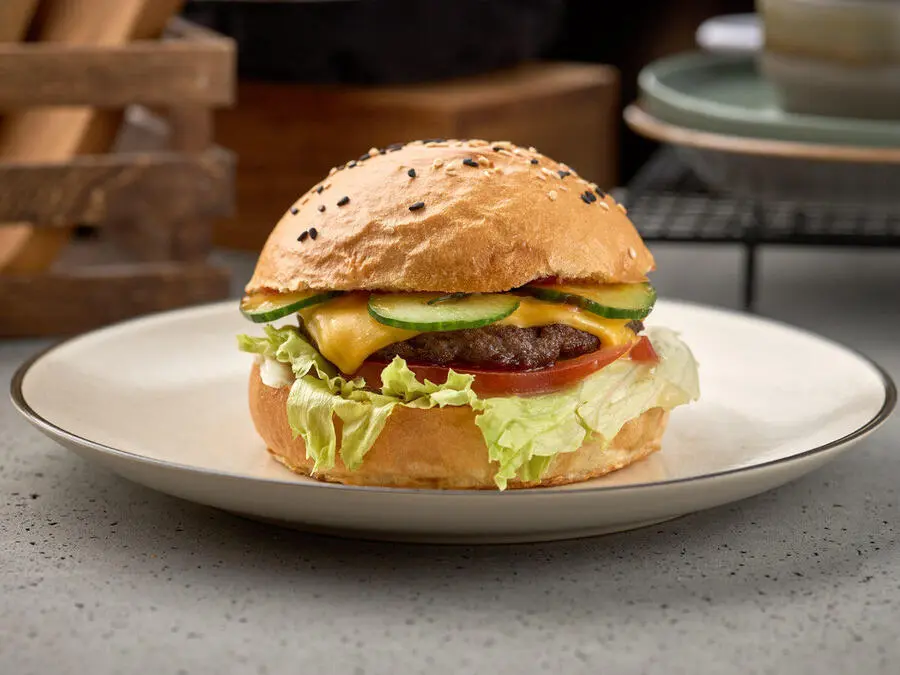 Чизбургер Джуниор с картофелем фри и кетчупом