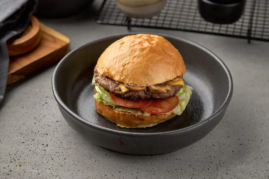 Бургер с грибами,беконом из говядины и соусом барбекю