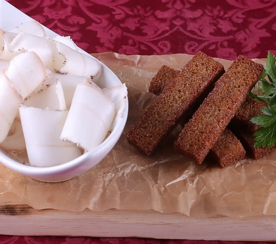  Сало с гренками