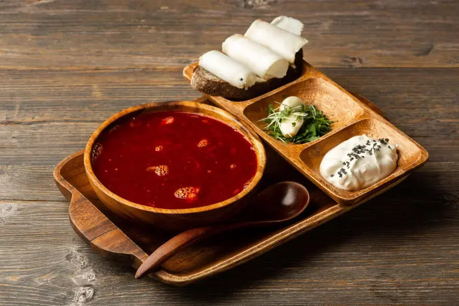 Борщ мясной с чесноком