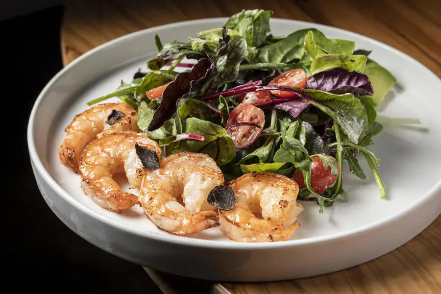 Салат с тигровыми креветками и трюфелем