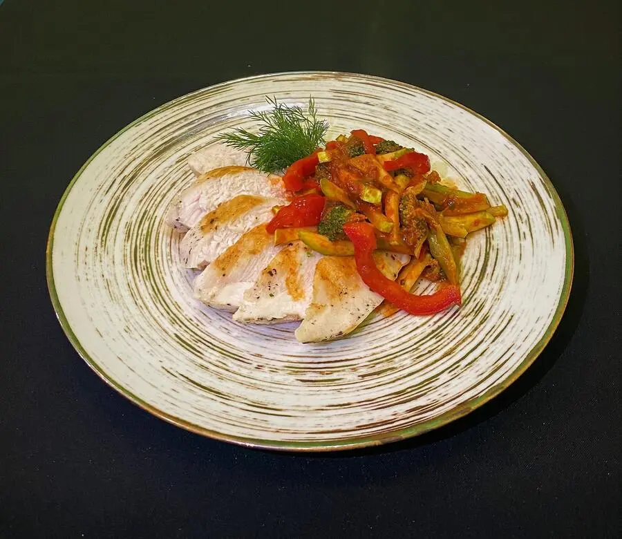 Куриная грудка с овощами