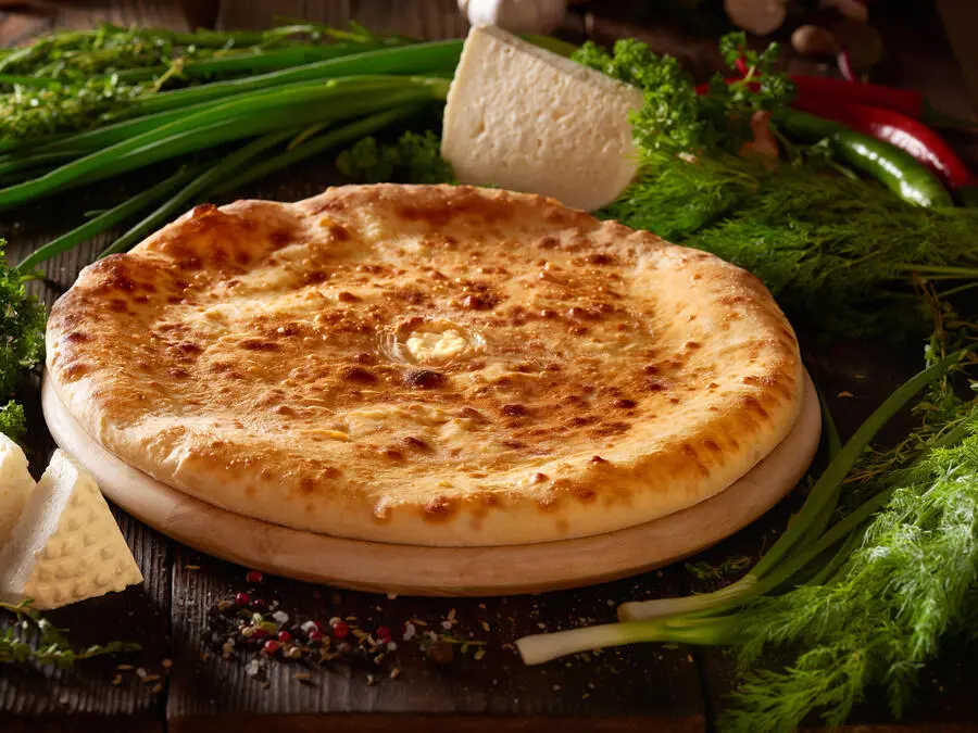 Пирог с осетинским сыром и зеленью 30см