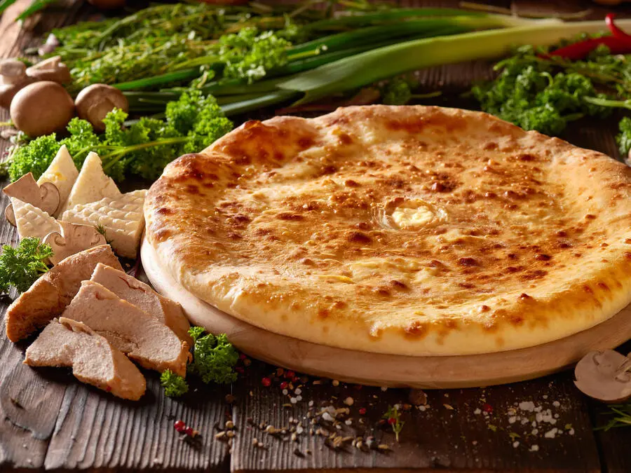 Пирог с осетинским сыром, филе цыпленка и шампиньонами 30см