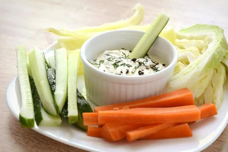  Свежие овощи с соусом айоли