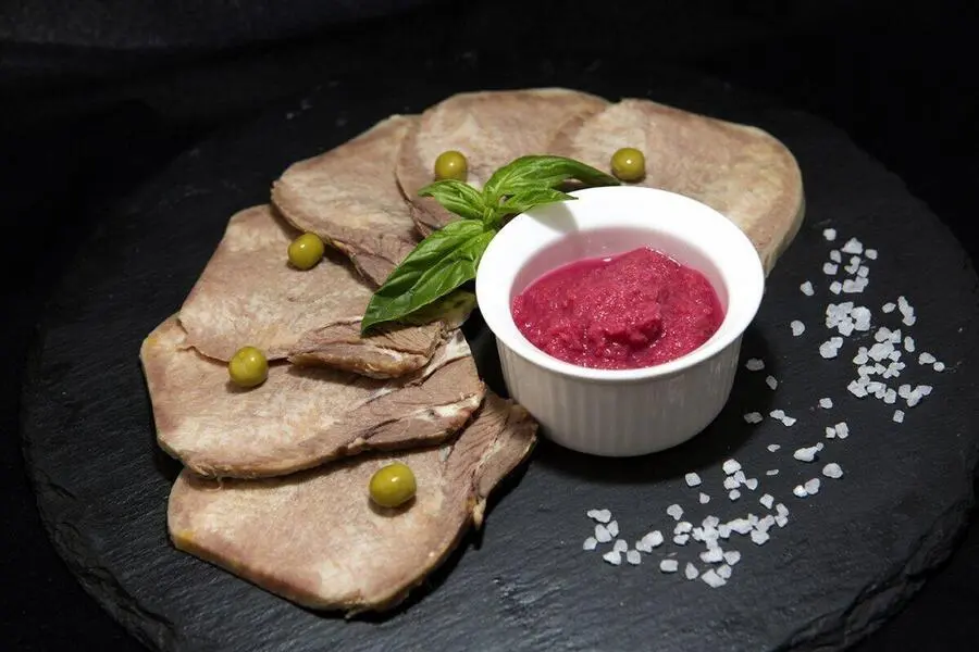  Язык с брусничным хреном