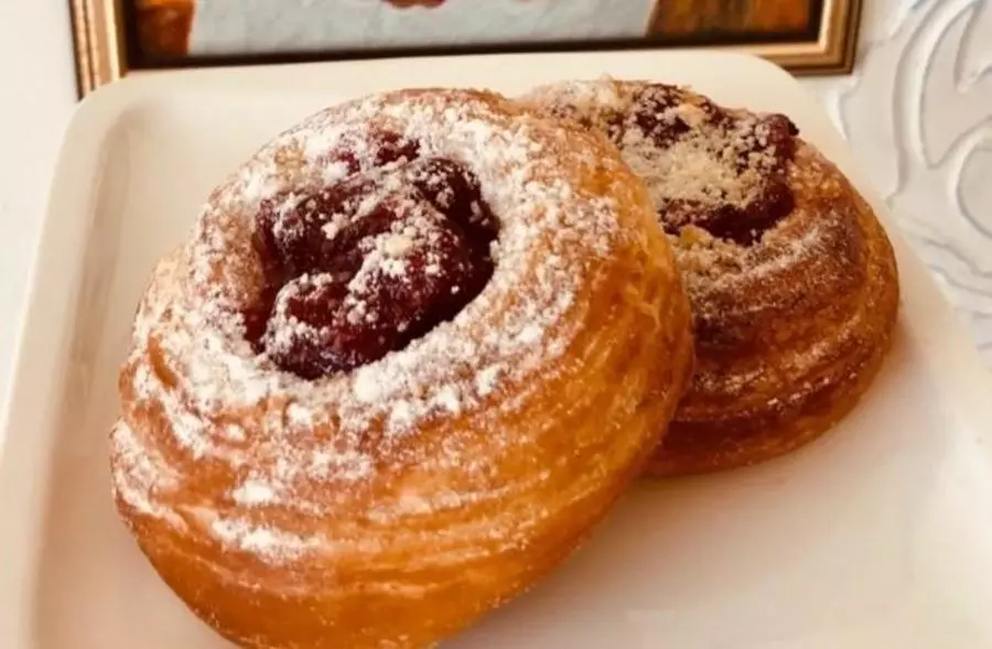 Булочка клубничная