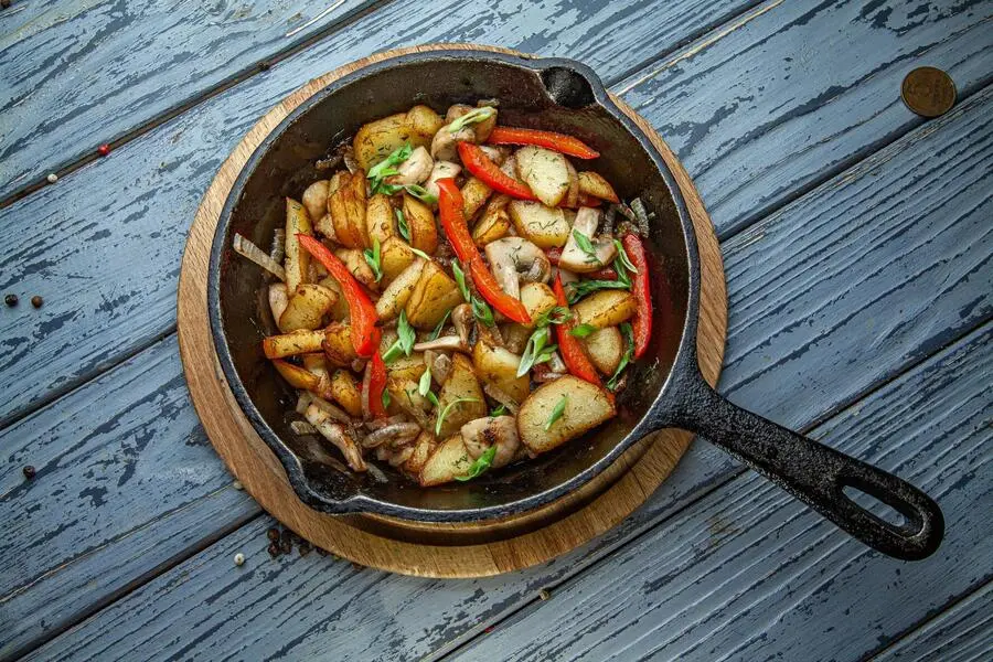 Жареный картофель с луком и грибами