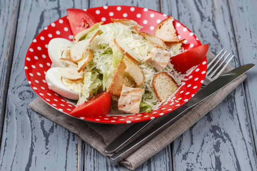 Салат Цезарь с курицей