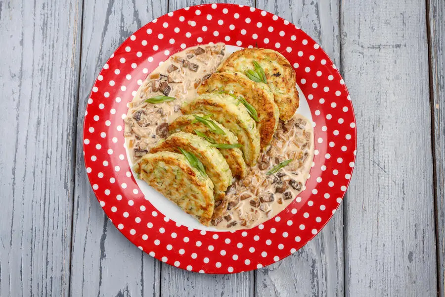 Драники из кабачков с куриным филе и соусом