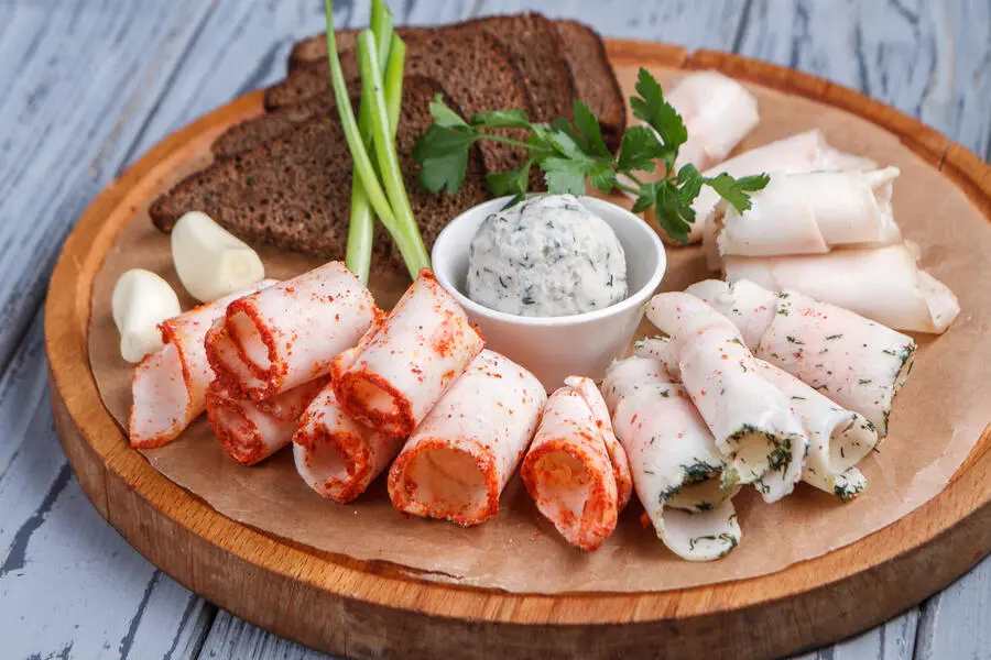 Ассорти из домашнего сала с чесноком и гренками