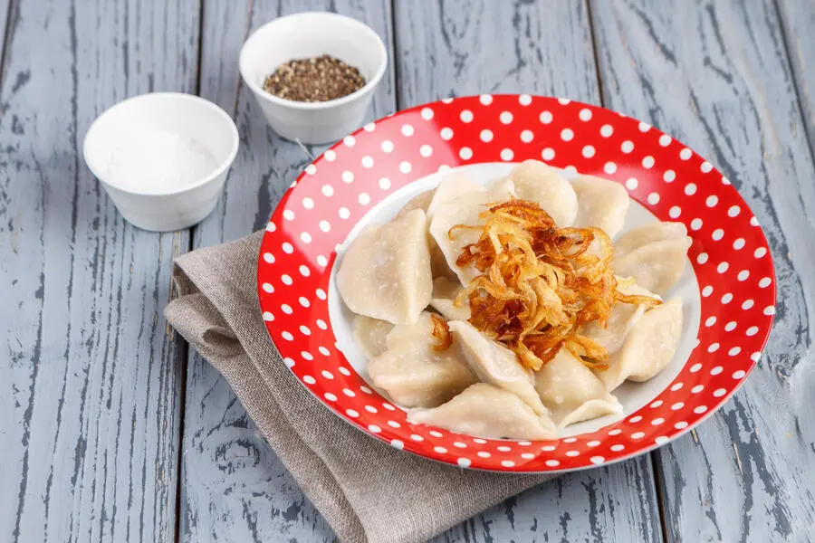 Вареники с картофелем и грибами и жареным луком