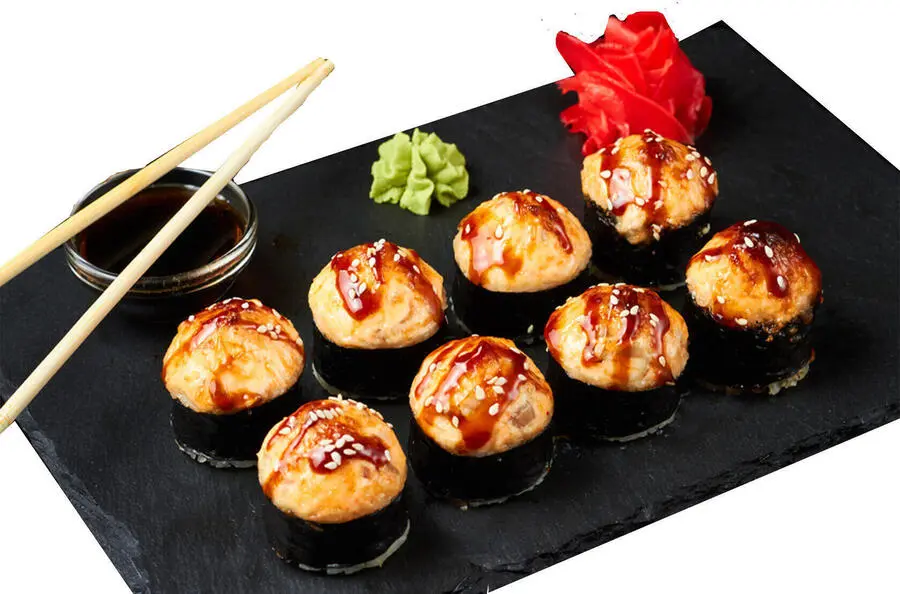 Запеченный ролл с лососем и пармезаном 340 грамм