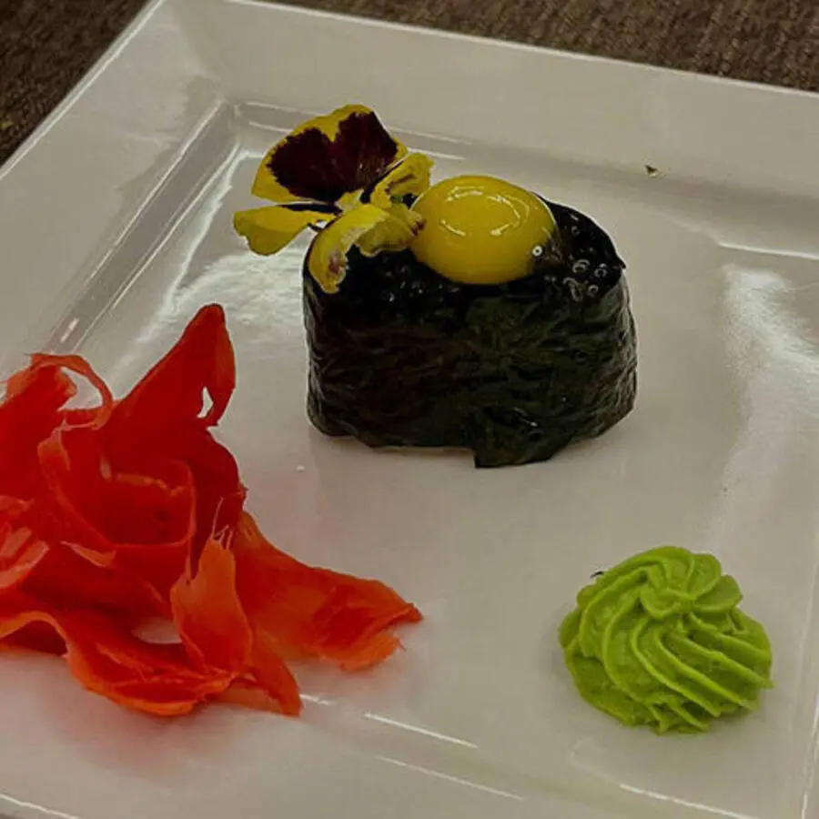 Гункан с черной икрой