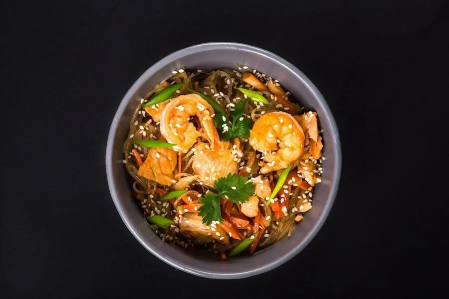 Поке с креветкой и фунчозой
