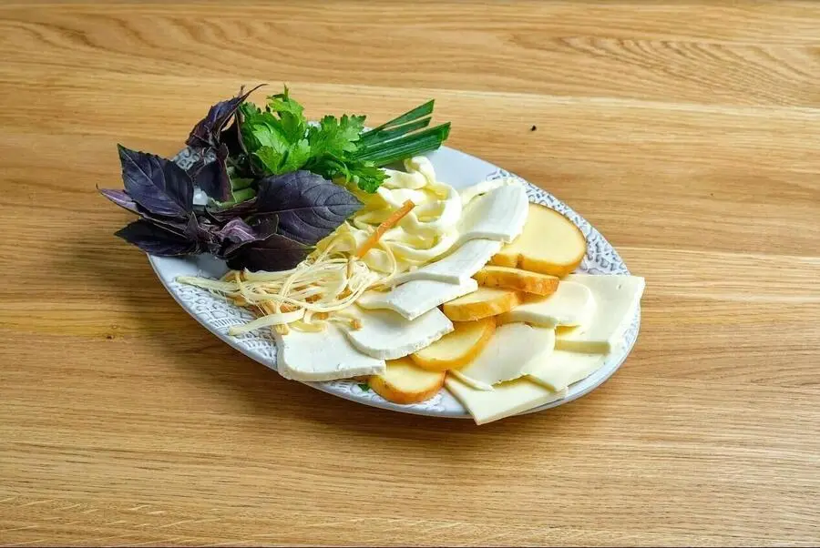 Сыр с зеленью