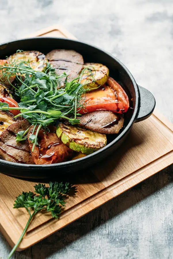 Нежный телячий язык с цукини