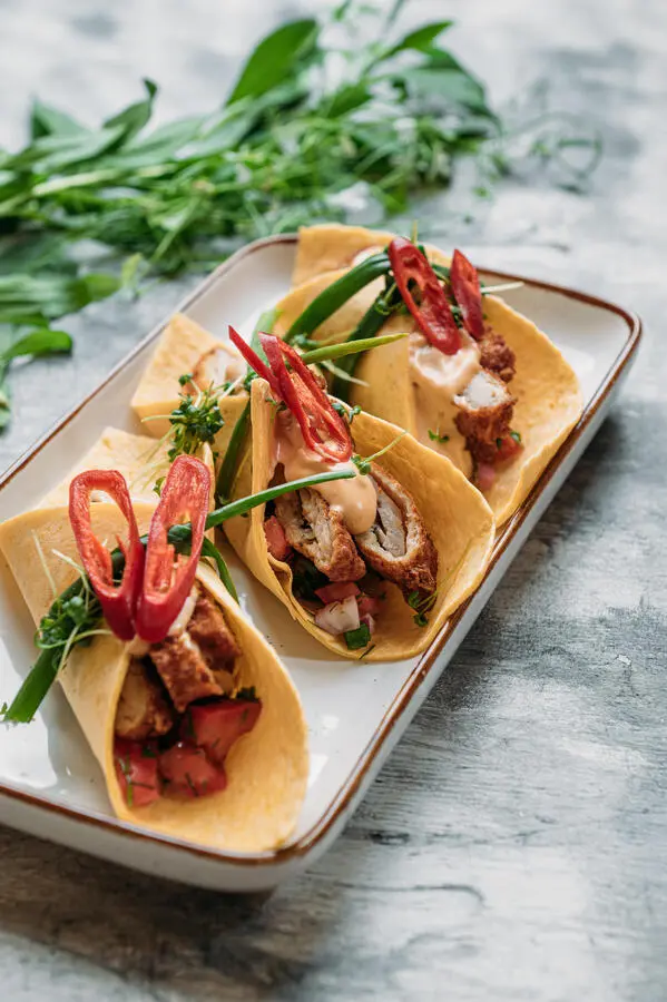 Тако из курицы с томатной сальсой