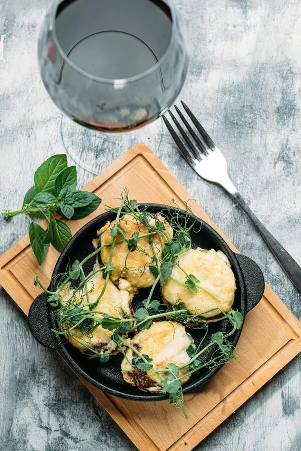 Шампиньоны запеченные под сыром сулугуни