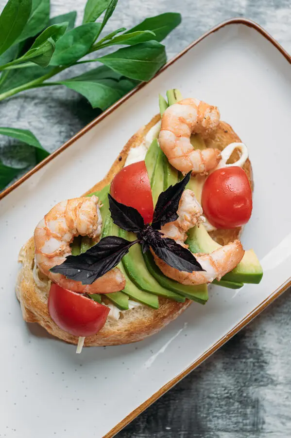 Брускетта с креветкой