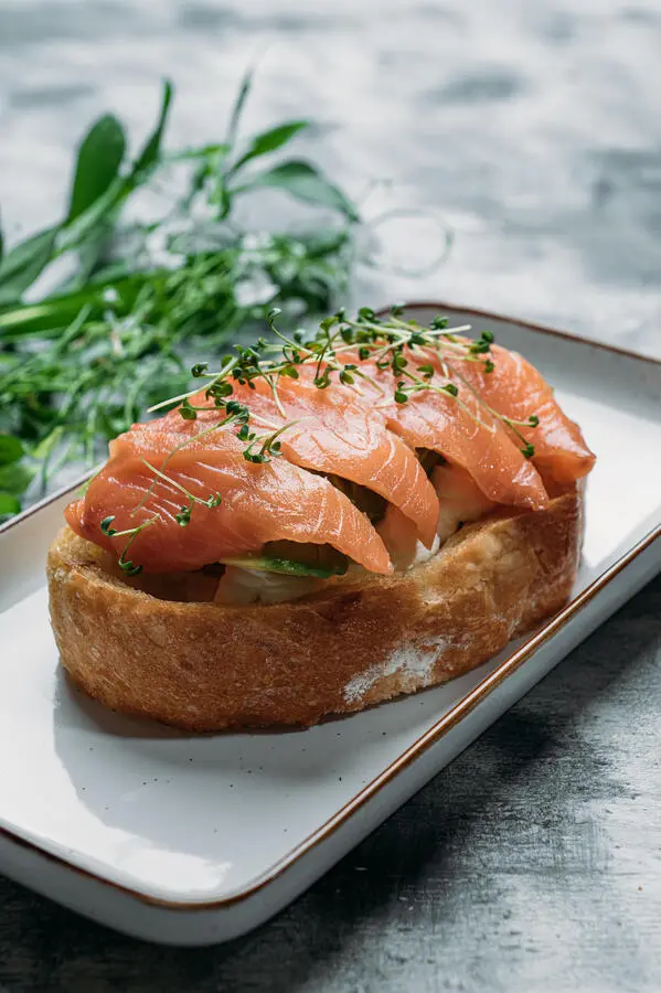 Брускетта с лососем
