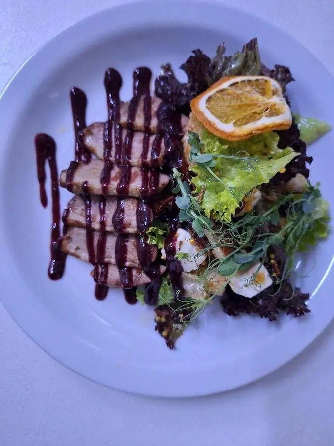 Салат с Утиной грудкой и Вялеными томатами