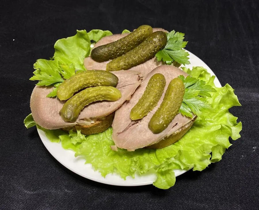 Брускетта с языком, огурчиками и хреном