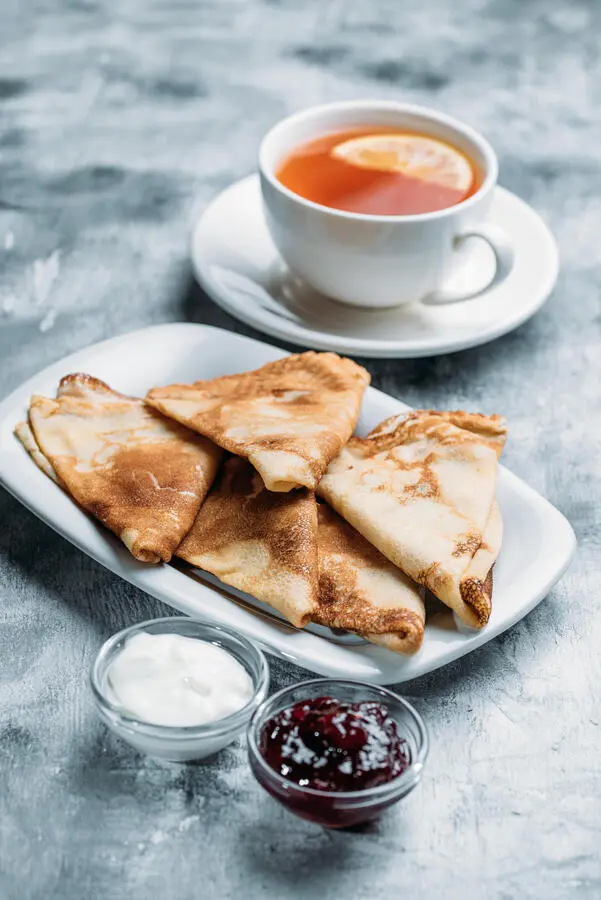 Блин с клубничным соусом
