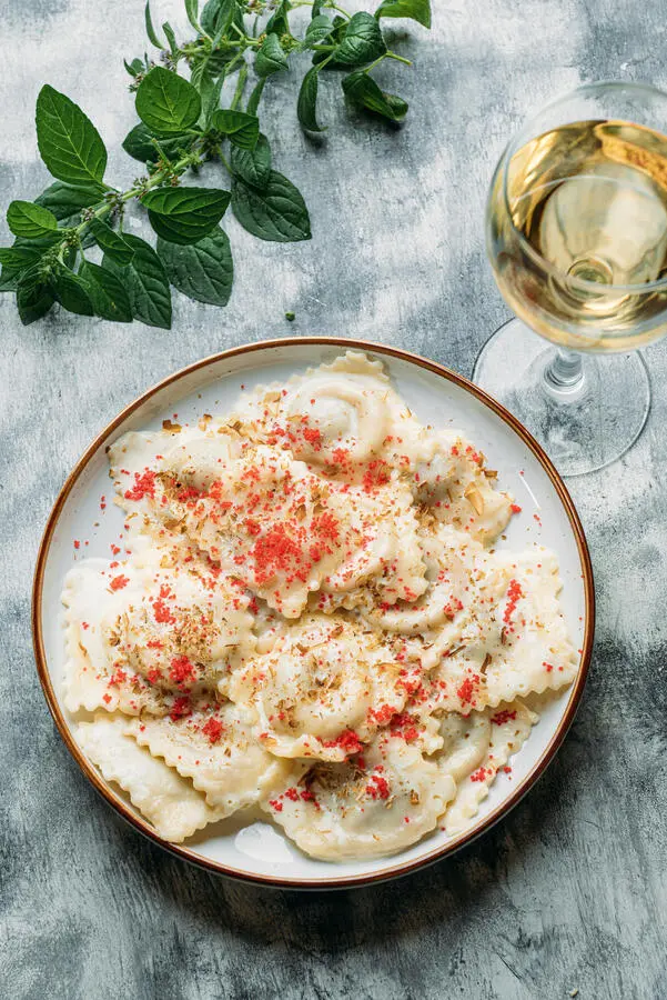 Равиоли с лососем и моцареллой