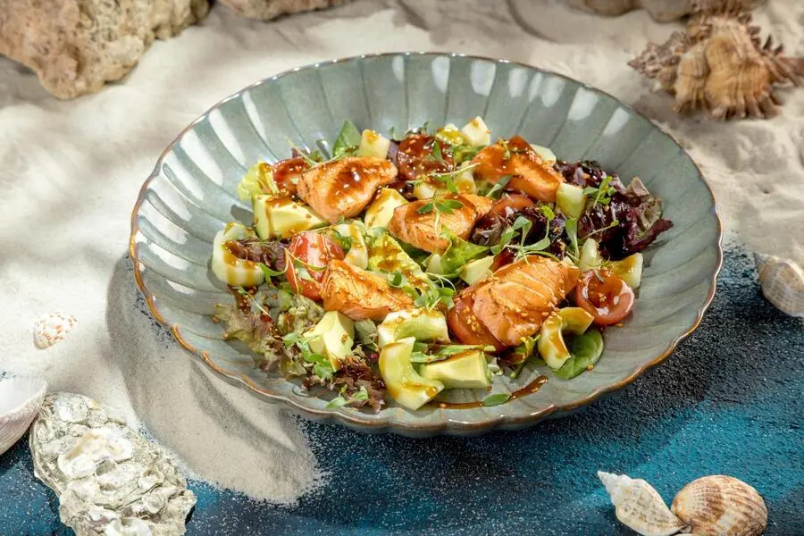 Салат с теплой форелью