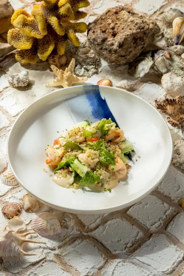 Салат с тигровыми креветками и киноа