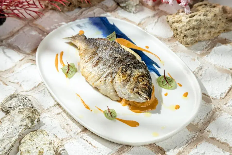 Половина филе Дорадо, запеченное с листьями лайма